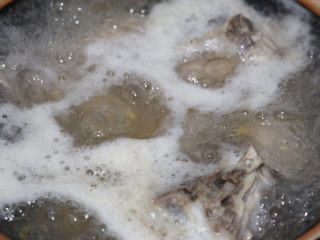 12、莲藕绿豆龙骨汤,开大火，汤烧开后转小火熬50分钟