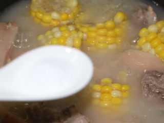 13、莲藕绿豆龙骨汤,下盐，味道根据自己的喜好添加哦