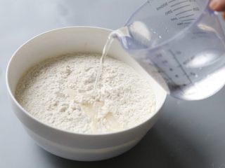 1、酱香饼,准备好面粉，倒入适量的水。