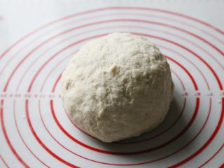3、酱香饼,移到操作台，盖上保鲜膜，醒发20分钟。