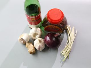 5、酱香饼,准备好制作酱料所需要的食材。