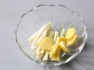 7、酱香饼,生姜切片备用。