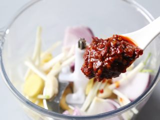 11、酱香饼,依次放入豆瓣酱、白酒。