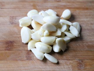 9、酱香饼,大蒜剥皮待用。