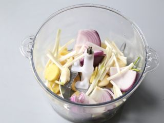 10、酱香饼,将大蒜、葱白、洋葱、生姜放入搅拌机。
