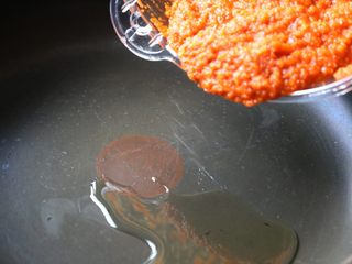 13、酱香饼,锅中放油，倒入搅拌好的酱料。