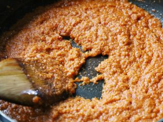 14、酱香饼,将酱料里的食材炒熟即可。