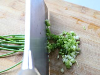 15、酱香饼,葱绿切碎备用。