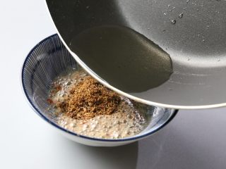 16、酱香饼,准备好花椒粉和孜然粉，烧热油后，淋在上面，让香料散发出香气即可。