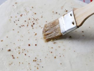 17、酱香饼,将面团擀成薄皮后，均匀刷上花椒孜然油。