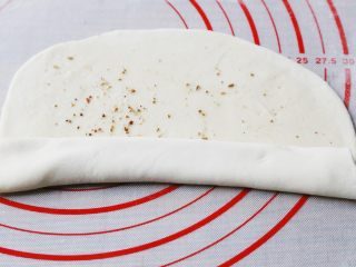 18、酱香饼,将刷油的面团卷起来。