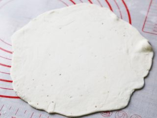 20、酱香饼,压平后，再次擀成薄面饼。