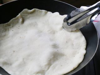 21、酱香饼,平底锅放油后，放入擀好的面饼小火煎，一面金黄后翻面。
