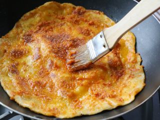 22、酱香饼,翻面后，刷上做好的酱料，煎至底部金黄。