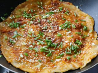 23、酱香饼,撒上白芝麻、小葱即可关火。
