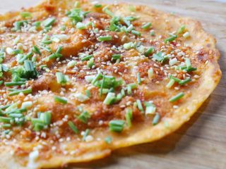 24、酱香饼,移到砧板上，切成小块即可。