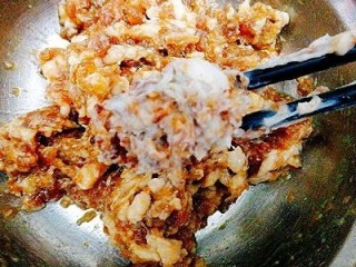 4、福州+Q弹包心鱼丸,陆续加入葱头酥油，这个是采用葱头用猪油炸 ，香香哒