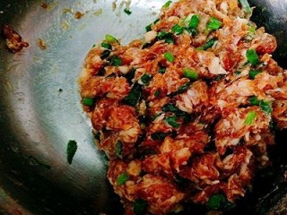 5、福州+Q弹包心鱼丸,最后加入葱花，白糖，搅拌均匀，包上保鲜膜腌制15分钟