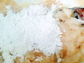 11、福州+Q弹包心鱼丸,加入适量蛋清，生粉顺时针搅拌均匀，鱼泥上劲为止
