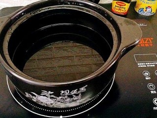 13、福州+Q弹包心鱼丸,取一个砂锅，小火慢慢烧，小火，小火，小火哦，最好用砂锅，炒锅比较容易煮开，我们这里主要是让锅慢慢加热