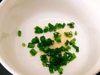 21、福州+Q弹包心鱼丸,取一个小碗，加一点点盐，美极鲜鸡粉葱花