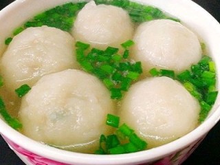 22、福州+Q弹包心鱼丸,将鱼丸和汤舀出装入小碗里，加几滴香醋即可开吃