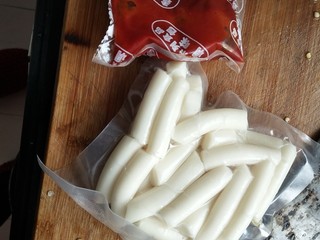 1、炒年糕,年糕备好一包