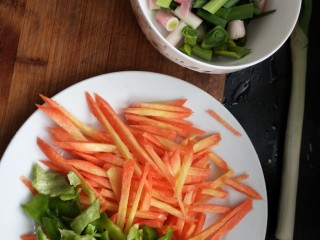 4、炒年糕,切成丝备用