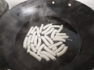 5、炒年糕,年糕入开水里煮下