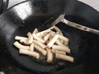 6、炒年糕,热锅入油先放年糕翻炒