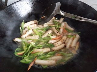 8、炒年糕,翻炒均匀