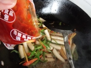 9、炒年糕,加入酱料