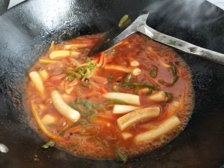 11、炒年糕,加入适量水煮开