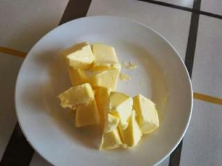 2、蔓越莓牛轧饼干,黄油室温软化，切小块。