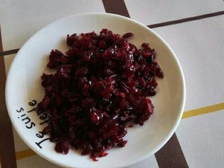3、蔓越莓牛轧饼干,蔓越莓干切碎。