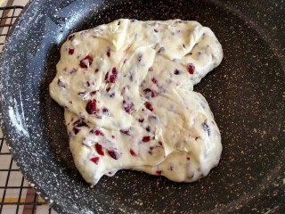 8、蔓越莓牛轧饼干,稍微晾凉备用。