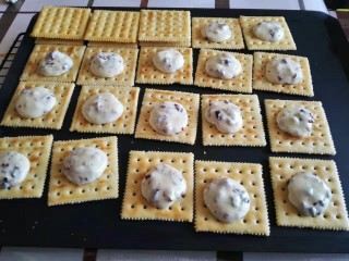 11、蔓越莓牛轧饼干,出炉以后盖另外一片饼干上去。