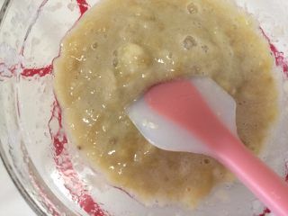 2、快手椰油巧克力酱香蕉蛋糕,香蕉压烂，压成泥，我喜欢有点口感的，如果亲不喜欢可以用搅拌机打成泥