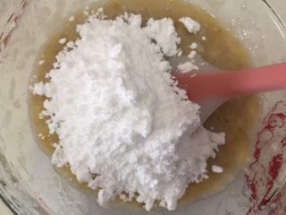3、快手椰油巧克力酱香蕉蛋糕,放入糖粉