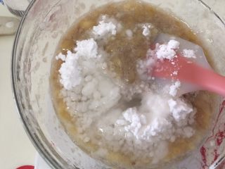 4、快手椰油巧克力酱香蕉蛋糕,放入椰子油、搅拌均匀