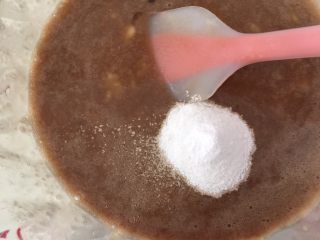 7、快手椰油巧克力酱香蕉蛋糕,加入泡打粉