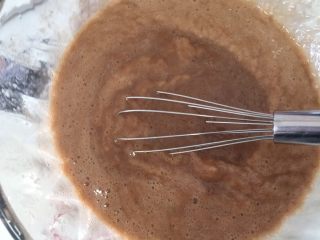 8、快手椰油巧克力酱香蕉蛋糕,搅拌均匀