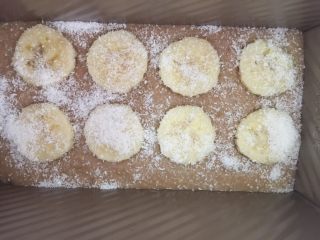 12、快手椰油巧克力酱香蕉蛋糕,撒上椰子蓉