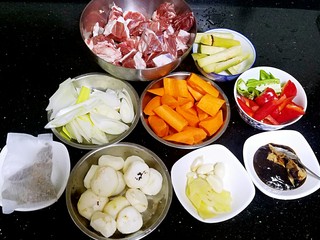 1、滋味羊肉煲,准备好所以材料，香料包（花椒，草果，八角，香叶，桂皮，甘草，陈皮）