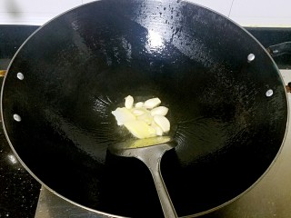 3、滋味羊肉煲,起油锅，放入姜蒜爆香。