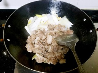 5、滋味羊肉煲,放入羊肉翻炒。