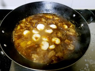 9、滋味羊肉煲,焖40分钟后，加入马蹄。