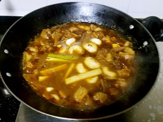 10、滋味羊肉煲,加入竹蔗，竹蔗的作用不仅可以增加甜味也是去除羊骚味的关键。