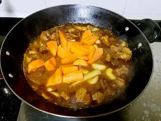 11、滋味羊肉煲,加入胡萝卜和盐，再焖煮20分钟。