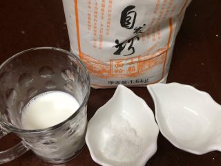1、美味羊肉包子,先准备好面团食材称好备用，白糖、面粉、精盐、牛奶